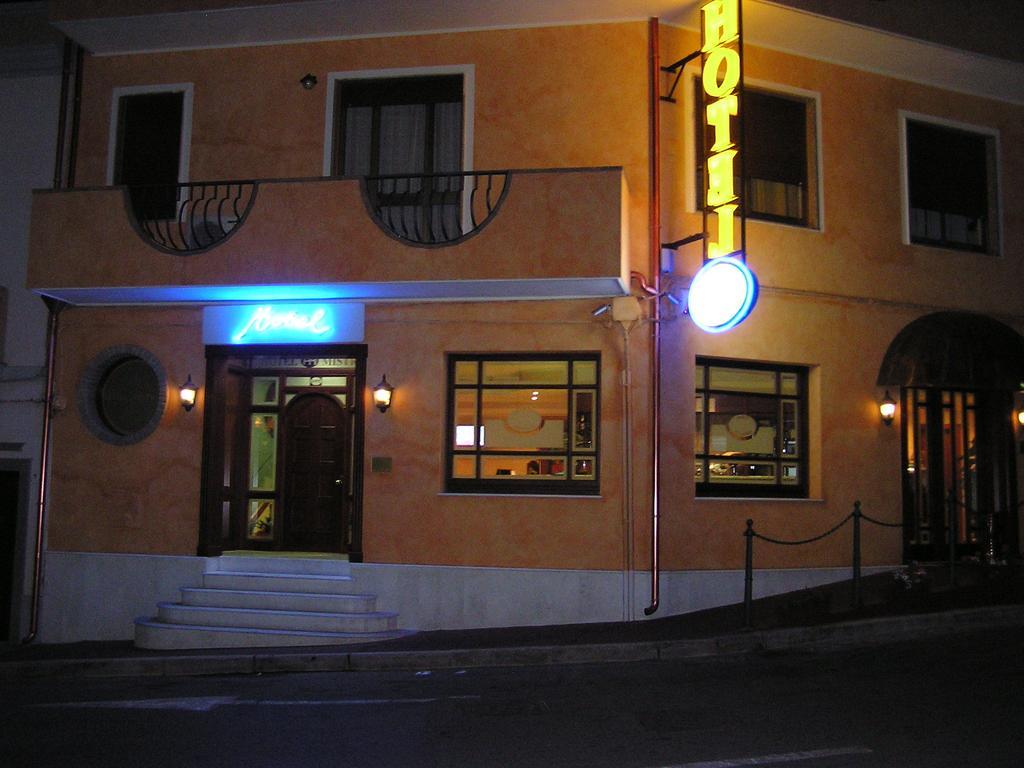 Hotel Mistral Портоскузо Экстерьер фото